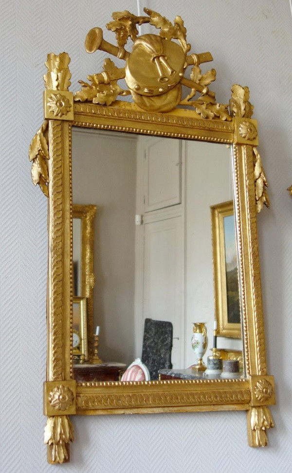 Grand Miroir En Bois Doré d'époque Louis XVI, Modèle Provençal, Fronton à Trophée De Musique