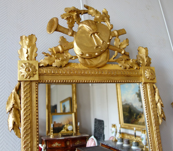 Grand Miroir En Bois Doré d'époque Louis XVI, Modèle Provençal, Fronton à Trophée De Musique