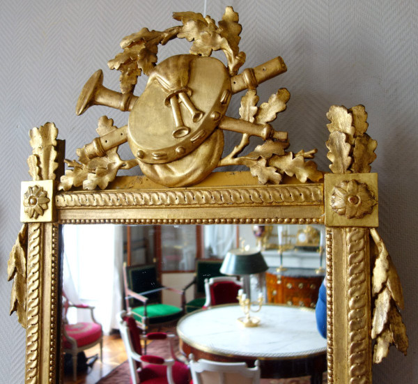 Grand Miroir En Bois Doré d'époque Louis XVI, Modèle Provençal, Fronton à Trophée De Musique