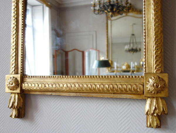 Grand Miroir En Bois Doré d'époque Louis XVI, Modèle Provençal, Fronton à Trophée De Musique