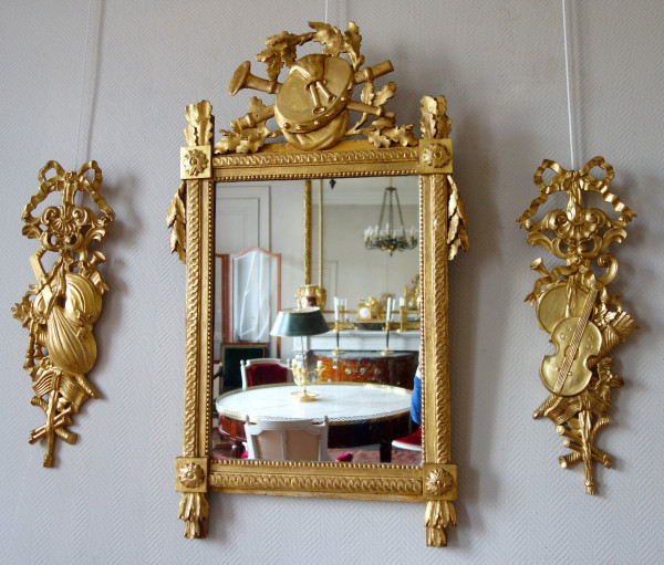 Grand Miroir En Bois Doré d'époque Louis XVI, Modèle Provençal, Fronton à Trophée De Musique