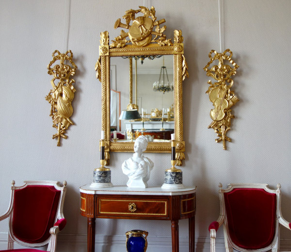 Grand Miroir En Bois Doré d'époque Louis XVI, Modèle Provençal, Fronton à Trophée De Musique