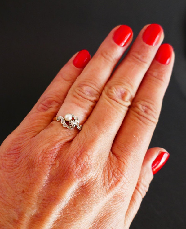 Anello con diamanti e perle.