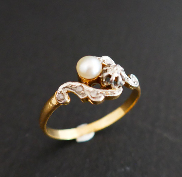 Anello con diamanti e perle.