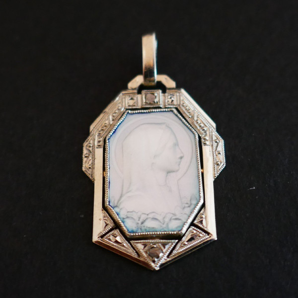 Médaille Art Déco, Vierge En Nacre, Diamants Taille Rose avec chaîne.