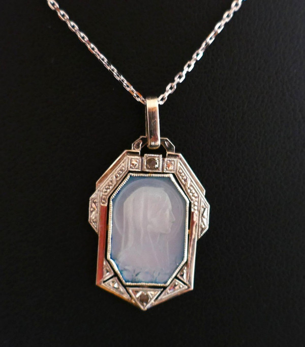 Médaille Art Déco, Vierge En Nacre, Diamants Taille Rose avec chaîne.