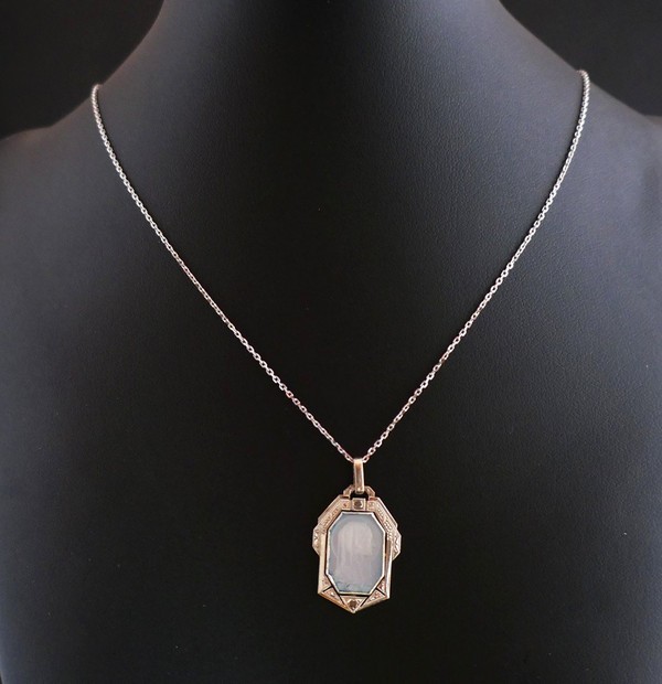 Médaille Art Déco, Vierge En Nacre, Diamants Taille Rose avec chaîne.