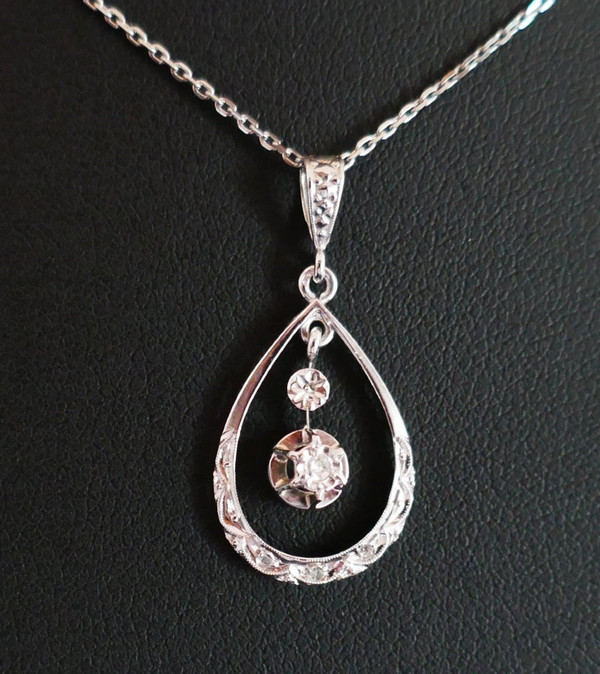 Pendentif Art Déco Serti d'Un Diamant Or Blanc 18 Carats  Avec Chaîne Or Blanc.