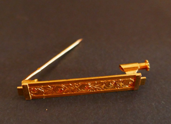 Spilla a barrette per bambini in stile Art Déco, rose stilizzate, oro 18 carati.
