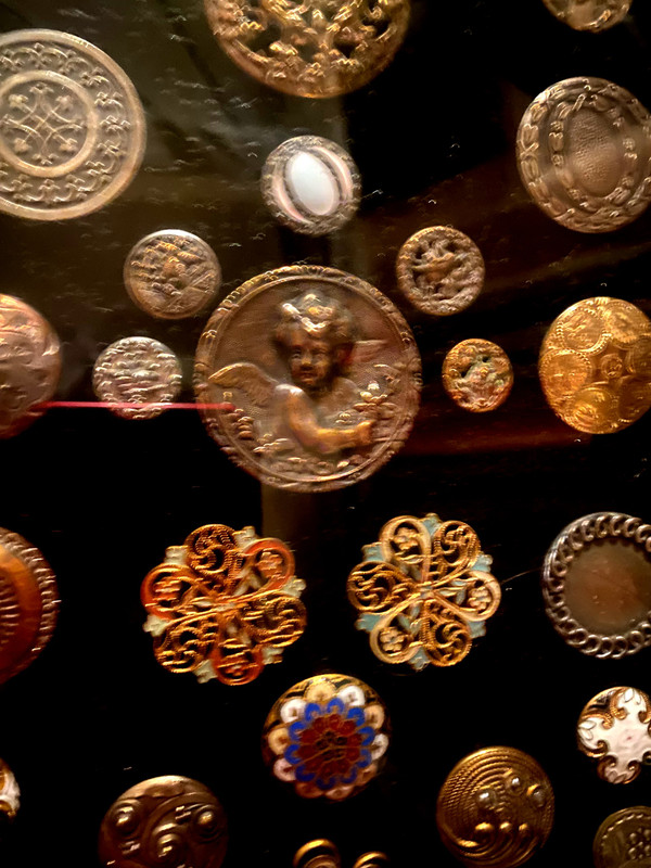 Rare collection encadrée de boutons d'habits anciens de différentes natures et époque
