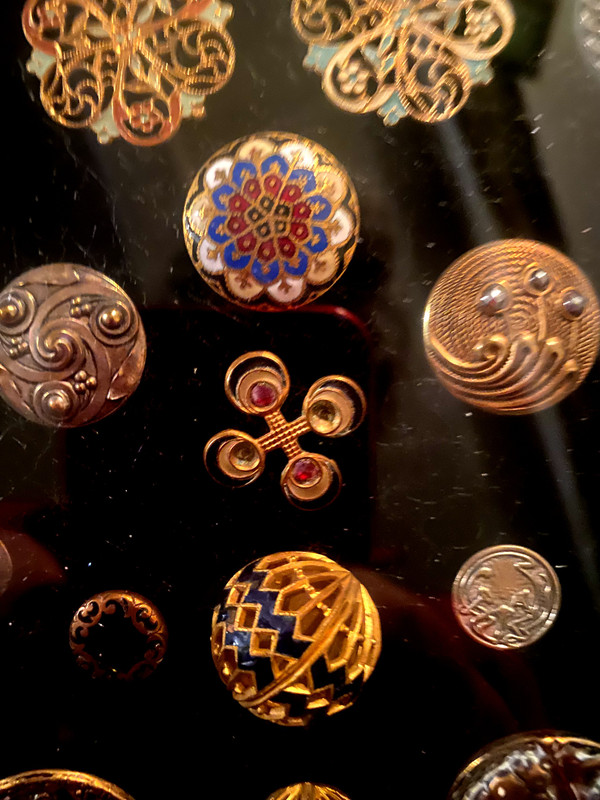 Rare collection encadrée de boutons d'habits anciens de différentes natures et époque