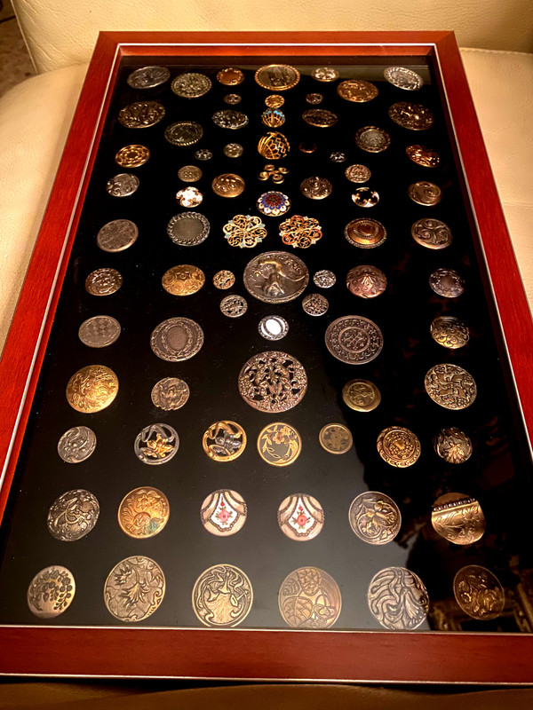 Rare collection encadrée de boutons d'habits anciens de différentes natures et époque