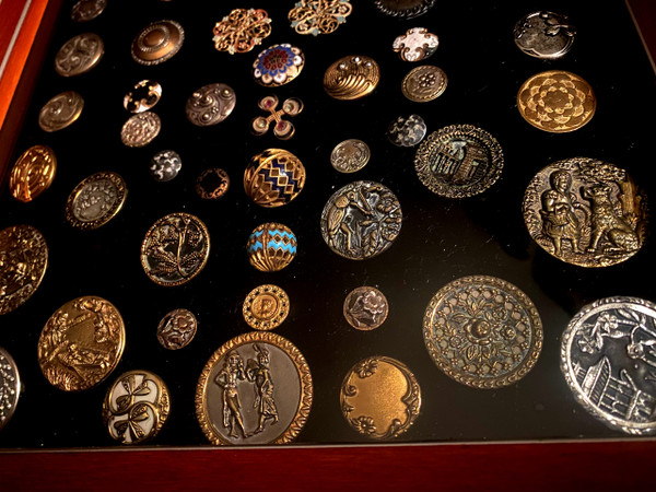 Rare collection encadrée de boutons d'habits anciens de différentes natures et époque
