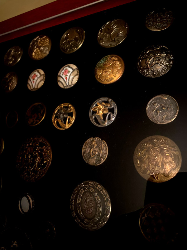 Rare collection encadrée de boutons d'habits anciens de différentes natures et époque