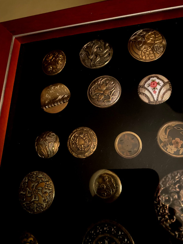 Rare collection encadrée de boutons d'habits anciens de différentes natures et époque