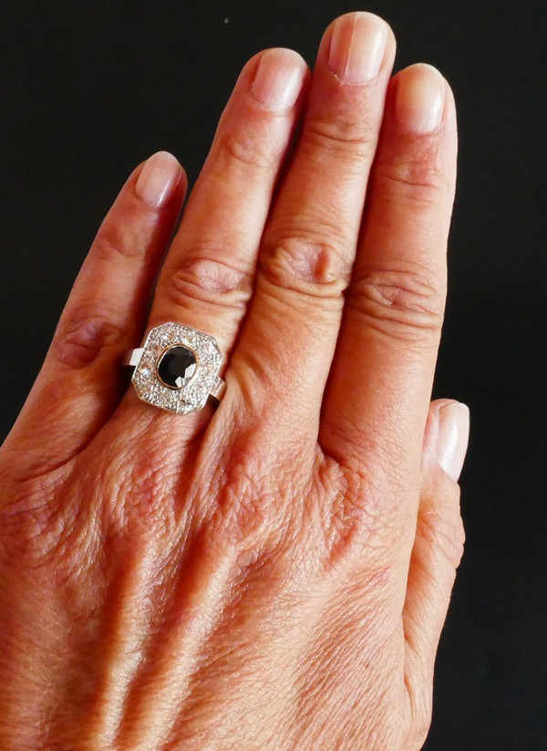 Bague Saphir Et Diamants, monture or blanc 18 carats.