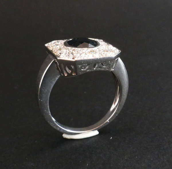 Bague Saphir Et Diamants, monture or blanc 18 carats.