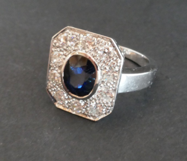 Bague Saphir Et Diamants, monture or blanc 18 carats.
