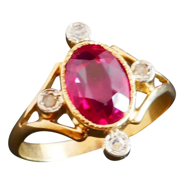 Bague Art Nouveau Pierre Rouge Et Diamants, Or Jaune 18 Carats.