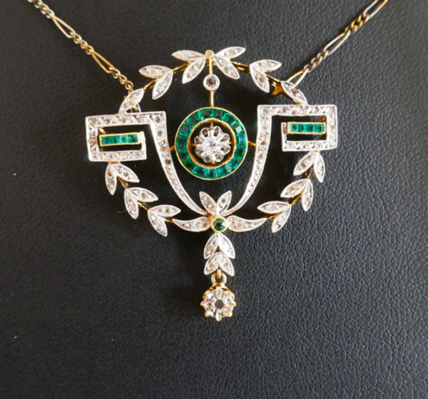 Collier Pendentif Art Déco émeraudes calibrées et diamants.