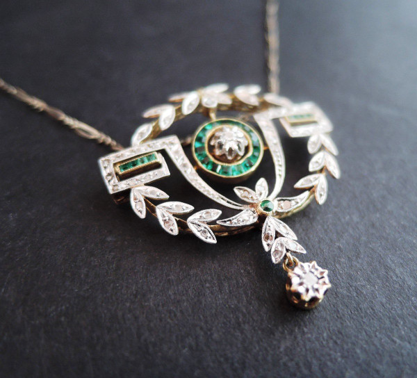 Collier Pendentif Art Déco émeraudes calibrées et diamants.