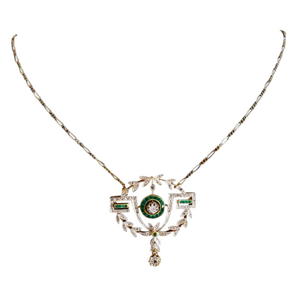 Collier Pendentif Art Déco émeraudes calibrées et diamants.