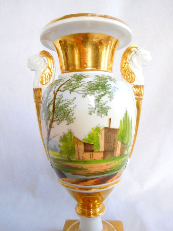 Empire Vase aus Pariser Porzellan mit Büsten Büsten von geflügelten Löwen - Italienische Landschaften 22cm