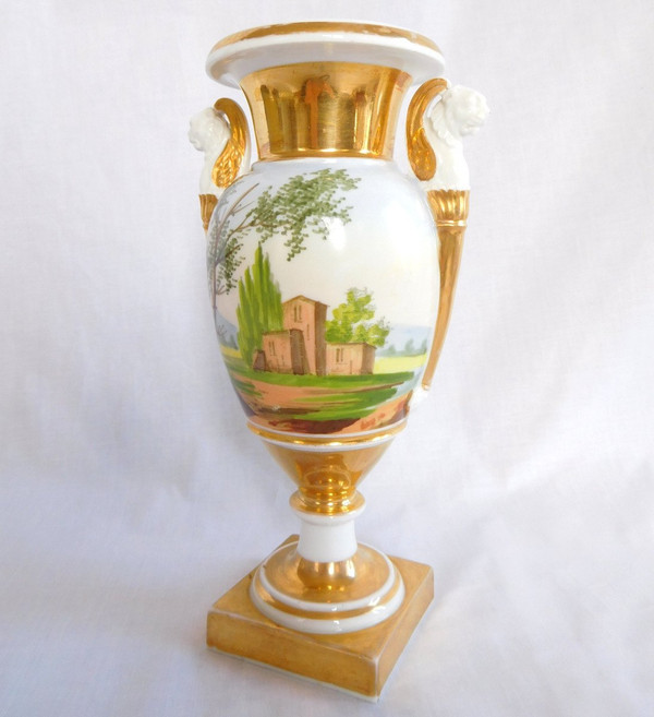 Empire Vase aus Pariser Porzellan mit Büsten Büsten von geflügelten Löwen - Italienische Landschaften 22cm