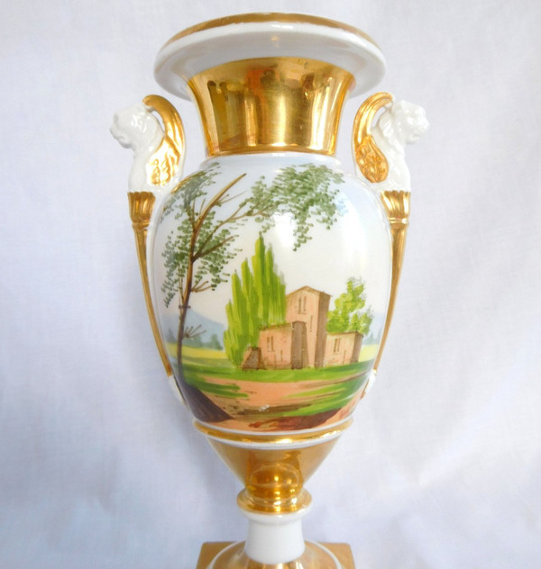 Empire Vase aus Pariser Porzellan mit Büsten Büsten von geflügelten Löwen - Italienische Landschaften 22cm
