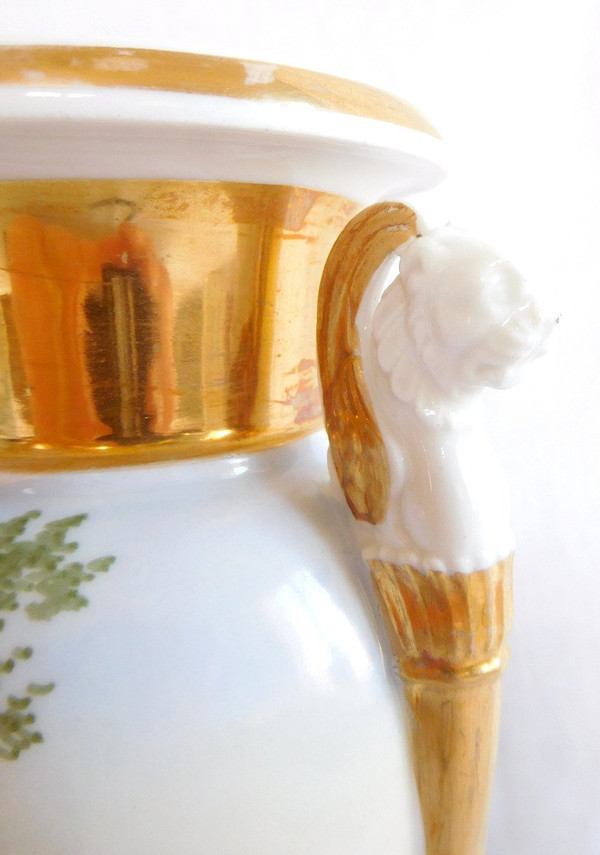 Empire Vase aus Pariser Porzellan mit Büsten Büsten von geflügelten Löwen - Italienische Landschaften 22cm