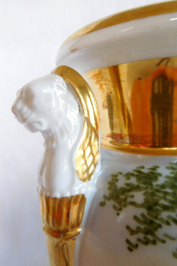 Empire Vase aus Pariser Porzellan mit Büsten Büsten von geflügelten Löwen - Italienische Landschaften 22cm