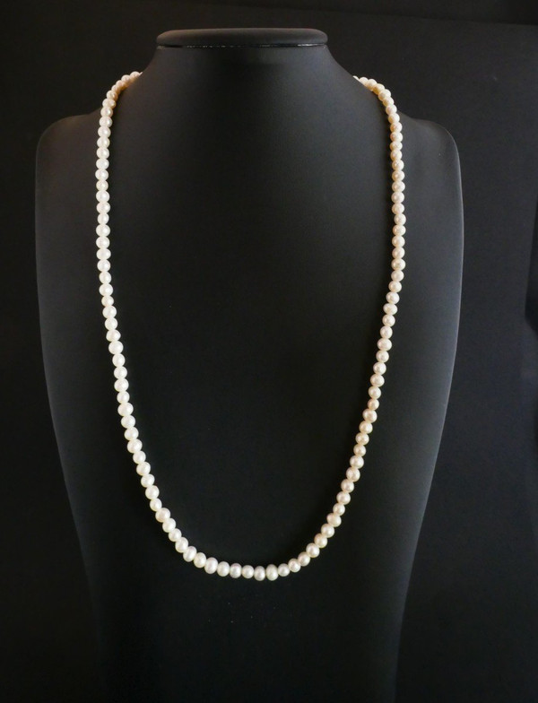 Collana lunga di perle coltivate, chiusura in oro 18 carati.