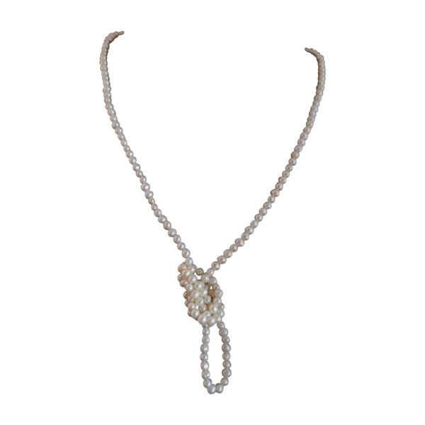 Collana lunga di perle coltivate, chiusura in oro 18 carati.