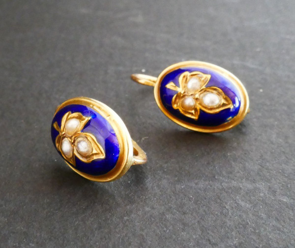 Dormeuses Anciennes émail Et Perles, Or 18 Carats.