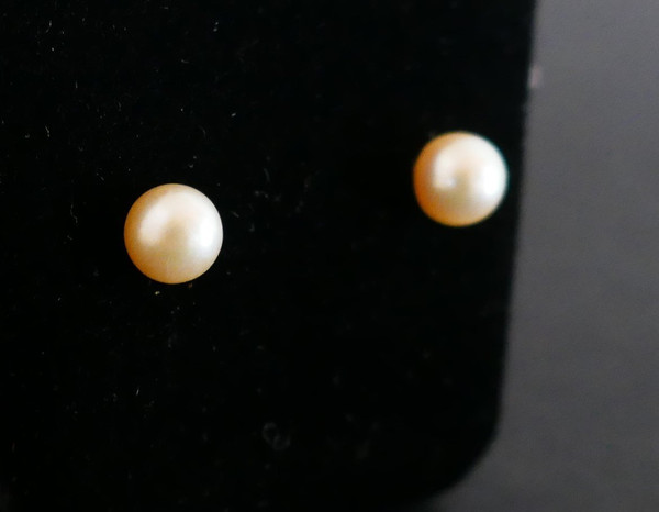 Coppia di orecchini di perle coltivate, 5,50 mm.