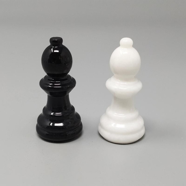 1970 Magnifique jeu d’échecs noir et blanc en albâtre de Volterra fait à la main. Fabriqué en Italie
