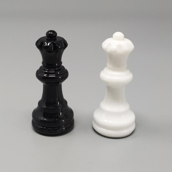 1970 Magnifique jeu d’échecs noir et blanc en albâtre de Volterra fait à la main. Fabriqué en Italie