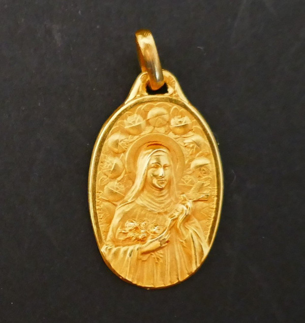 Augis Mazzoni Médaille Art Déco De Forme Ovale,  Signée.