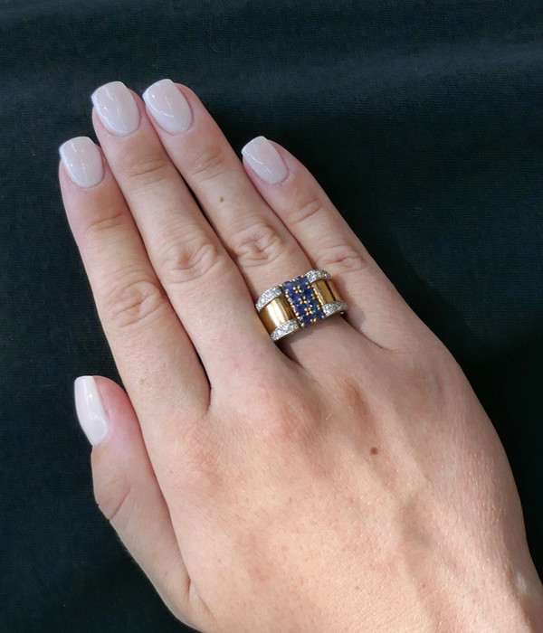 Anello Tank con zaffiro e diamanti, oro 18 carati.