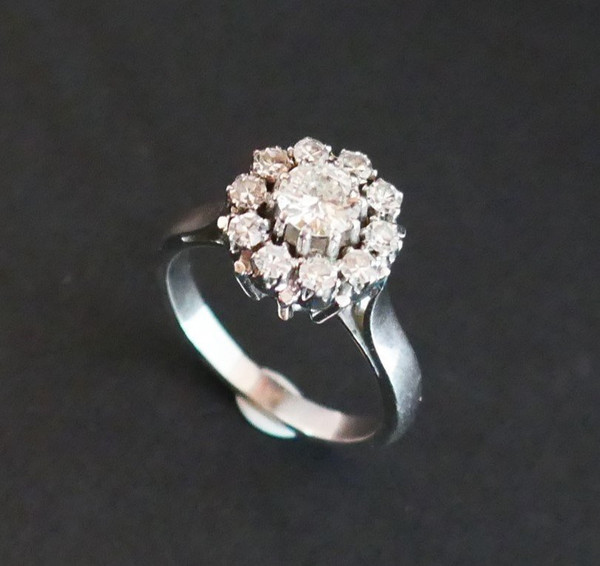 Anello Marguerite, 1 carato di diamanti, oro bianco 18 carati.
