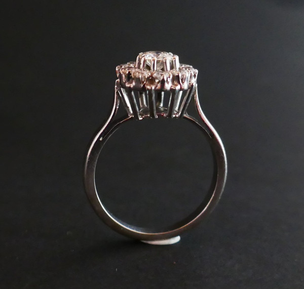 Anello Marguerite, 1 carato di diamanti, oro bianco 18 carati.