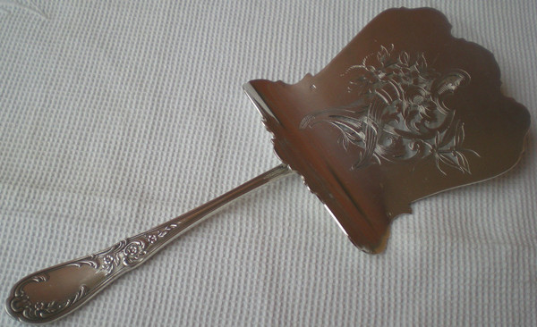 Lovely silver-plated asparagus scoop