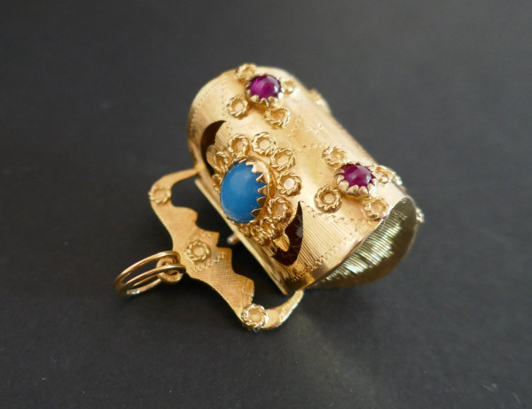 Important Pendentif Breloque Rubis Et Turquoises.