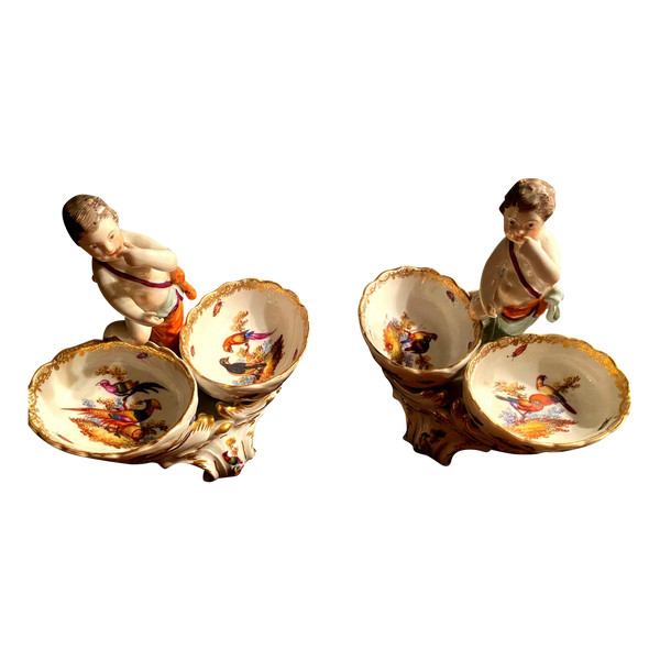 Very beautiful pair of 18th century Berlin porcelain salt cellars with decorated cherubs and double buckets