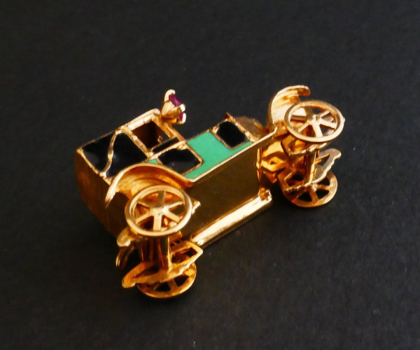 Emaillierter Autoanhänger, 18 Karat Gold.