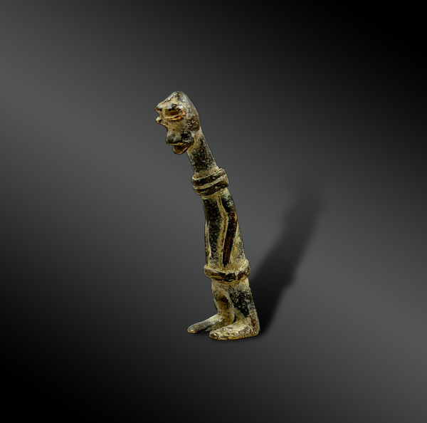 STATUETTE ANTHROPOMOPRHE - Culture Kotoko, Afrique centrale, Tchad - Fin du XIXème siècle – début du XXème siècle 