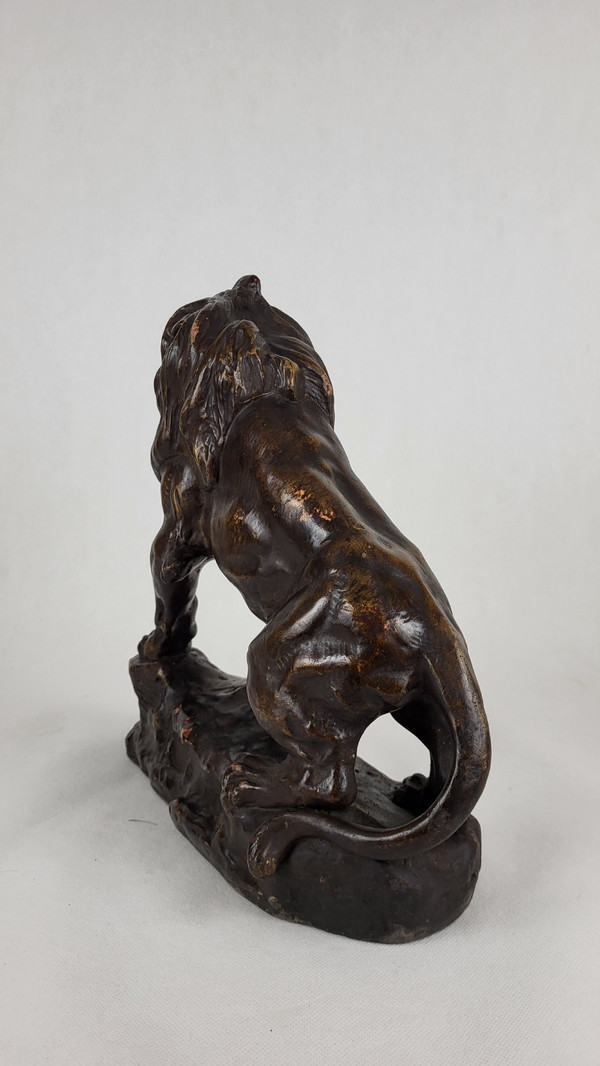 Terrakotta-Skulptur „Löwe im Zorn“ – Thomas Cartier (1879-1943)