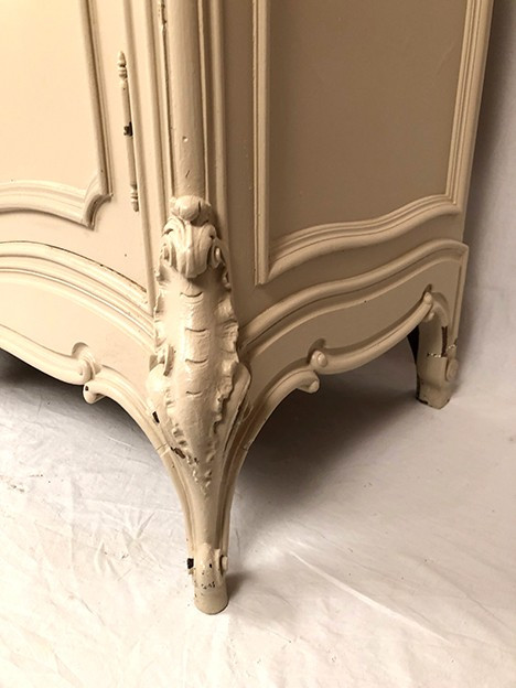 Low rocaille style sideboard in cream lacquered wood, circa 1900