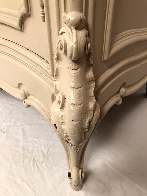 Low rocaille style sideboard in cream lacquered wood, circa 1900