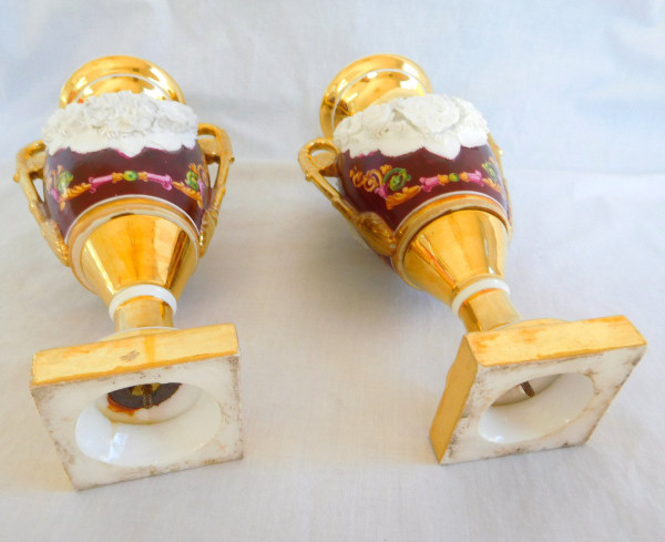 Coppia Di Vasi Impero Mediceo In Porcellana Policroma, Dorata E Biscuit